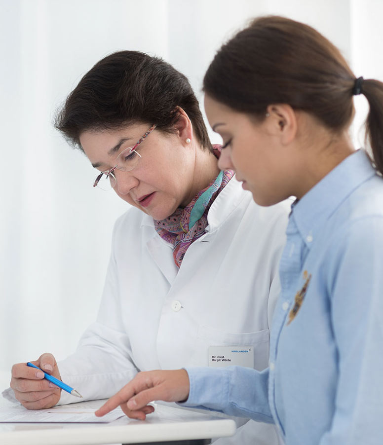 Beratungsgespräch zwischen Dr. Wörle und einer Patientin